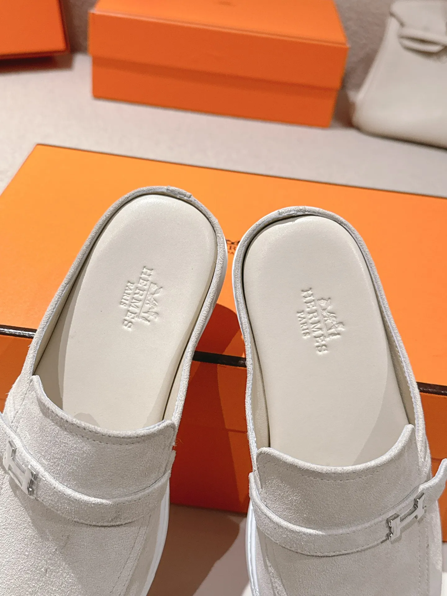 Men's men's shoes 💰560💰 Hermes 25ss new autumn and winter loafers, British retro design, classic and durable! Original reverse mold last, the ultimate 1:1 shape. Fabric: Cow suede/calfskin Lining: Imported sheepskin lining Outsole: Open-molded rubber sole Size: 35-45
